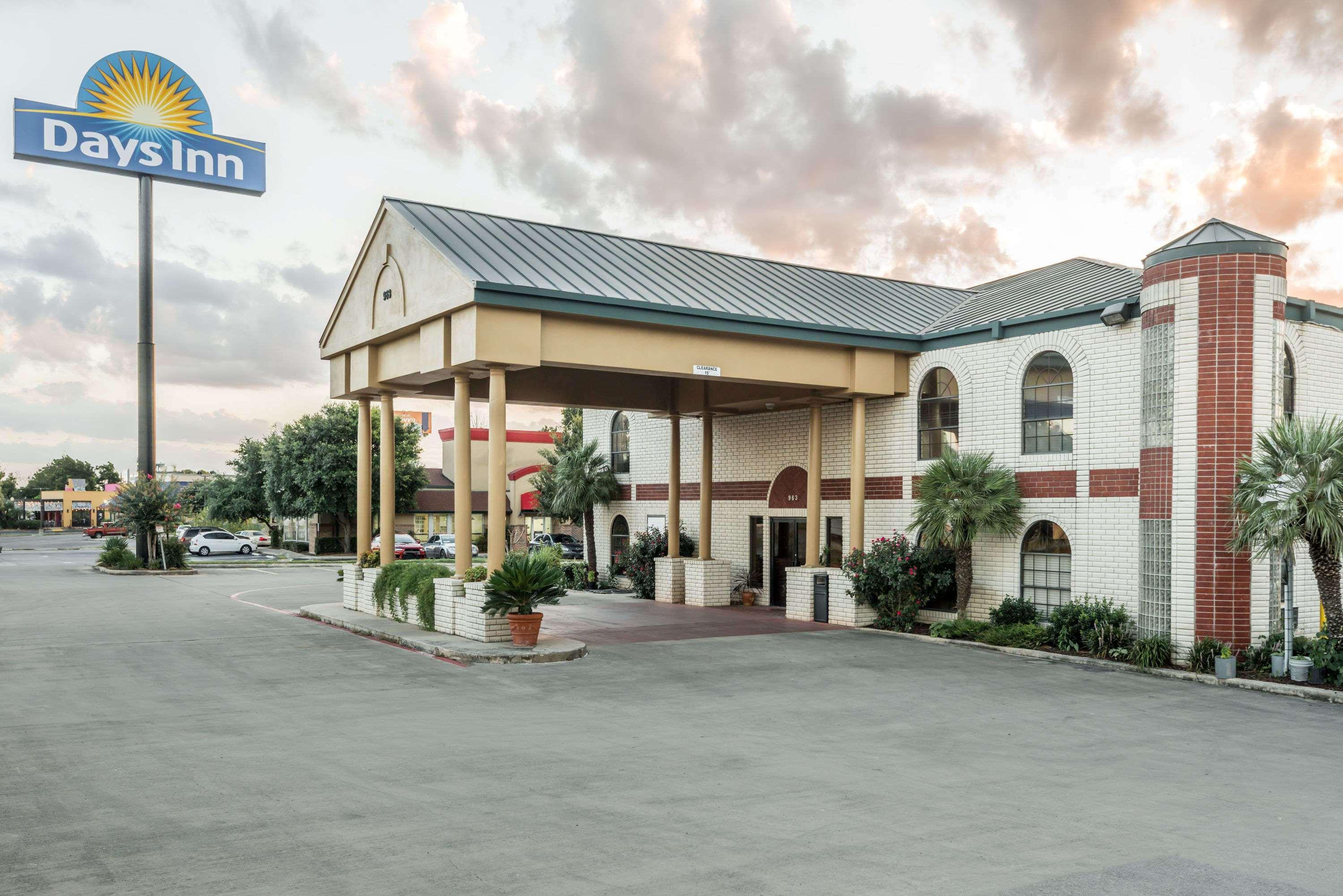 Days Inn By Wyndham New Braunfels Exterior photo