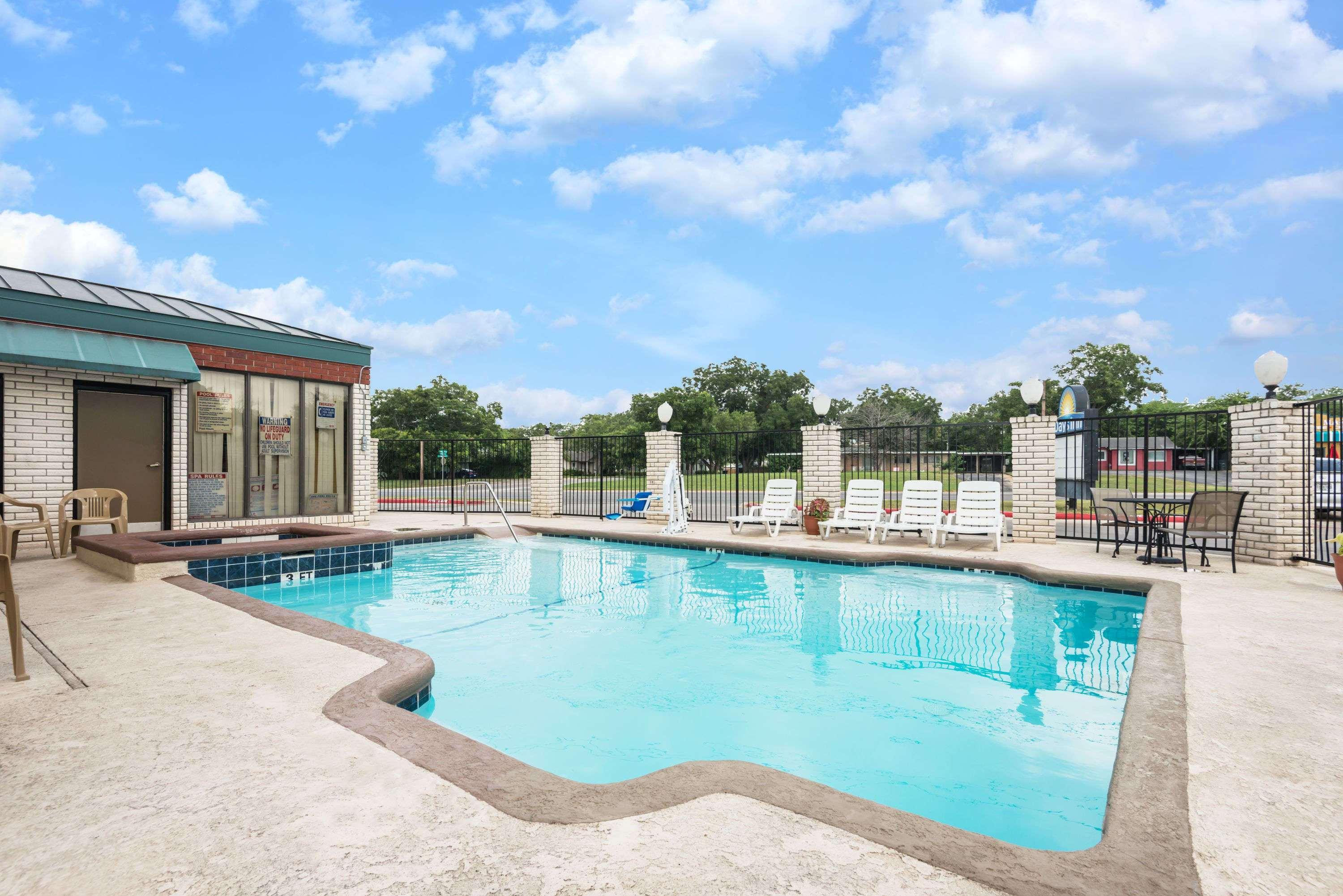 Days Inn By Wyndham New Braunfels Exterior photo