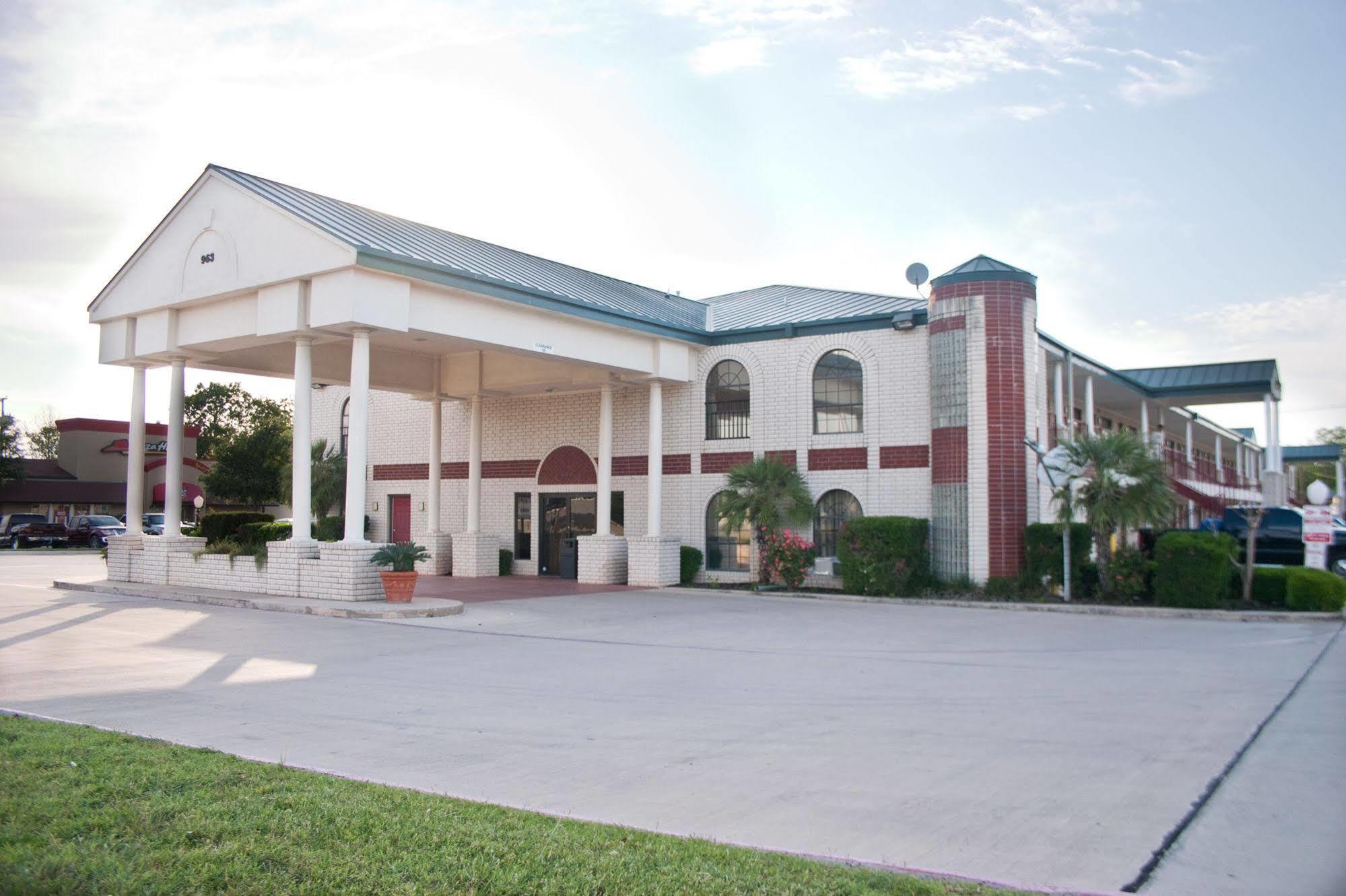 Days Inn By Wyndham New Braunfels Exterior photo